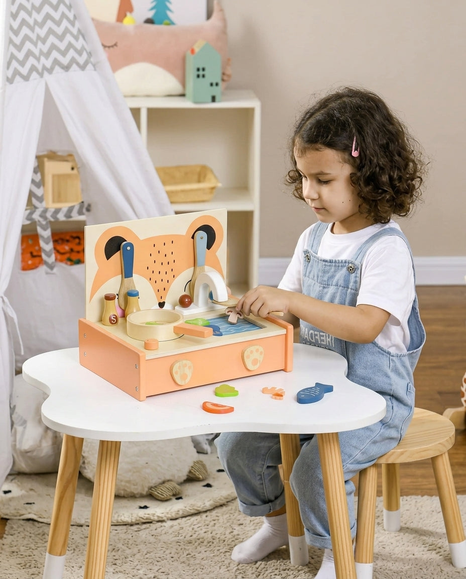 Enfant qui joue avec la mini cuisine renard